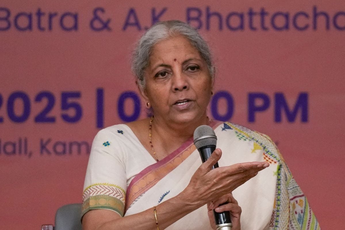 रुपये में गिरावट है लेकिन… करेंसी के गिरने पर क्या बोलीं वित्त मंत्री?